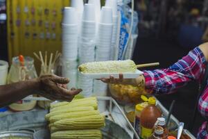 hervido maíz pararse, típico mexicano calle alimento. comida parar. foto