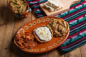 sopes de chicharron en verde salsa y rojo salsa. mexicano alimento. foto