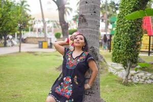 mexicano mujer vistiendo tradicional vestido. calle decorado con colores de el mexicano bandera. cinco Delaware mayonesa celebracion. foto