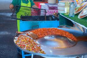 calle comida puesto en un mexicano mercado. marinado carne tacos foto