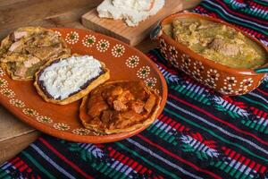 sopes de chicharron en verde salsa y rojo salsa. mexicano alimento. foto