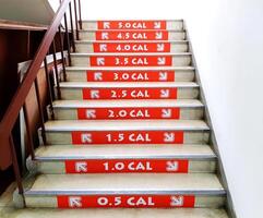 naranja número de residuos calorías cuando personas yendo arriba y yendo abajo escalera. sano cuidado y ejercicio concepto foto