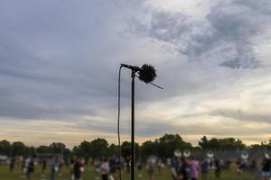 campo micrófono es arriba y trabajando a un de marcha banda ensayo foto