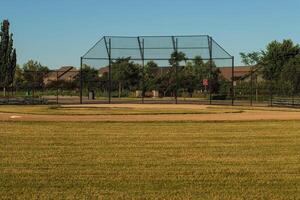 amanecer en un béisbol diamante todas Listo para el dias juegos foto