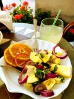 un plato de limón ensalada y un limonada, tradicion de procida en Italia. digital pintura estilo. foto