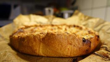 el cornisa de un Flan lleno con peras, nueces y gorgonzola queso foto