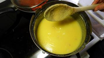 el polenta siendo cocido en un cacerola foto