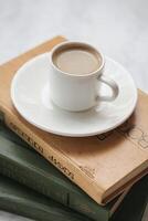 apilar de libros con café taza en parte superior foto