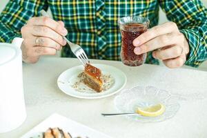 persona sentado a mesa con un plato de comida foto