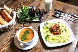 de madera mesa con comida platos y sopa cuenco foto