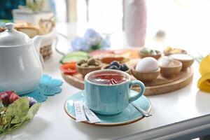 taza de té en platillo descansando en mesa foto