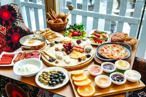 de madera mesa coronado con clasificado platos de comida foto