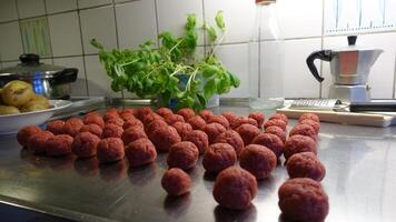 hecho en casa albóndigas en el cocina mostrador foto