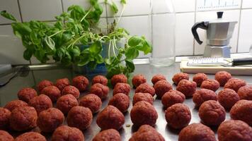 hecho en casa albóndigas en el cocina mostrador foto