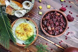 de madera mesa con bochas lleno con comida foto