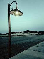 un lámpara enviar en el playa avenida foto