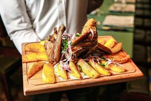 persona participación bandeja de comida en ocupado restaurante foto