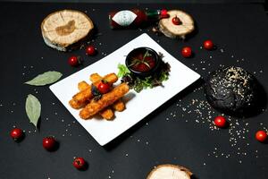 blanco plato con comida y un pan rebanadas foto