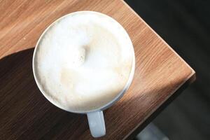 taza de café en una mesa de madera foto