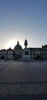 un cuadrado en el histórico centrar de el ciudad a puesta de sol. foto