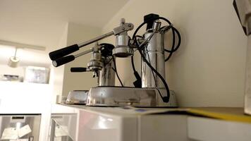 dos de repuesto café máquinas metido en el cocina gabinete siempre listo. foto