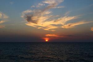 Encendiendo y color de el cielo encima el horizonte a puesta de sol. foto