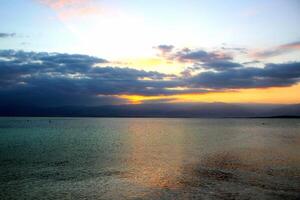 Encendiendo y color de el cielo encima el horizonte a puesta de sol. foto