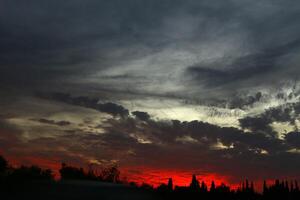 Encendiendo y color de el cielo encima el horizonte a puesta de sol. foto