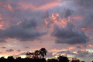 Encendiendo y color de el cielo encima el horizonte a puesta de sol. foto