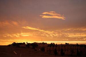 Encendiendo y color de el cielo encima el horizonte a puesta de sol. foto