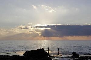 Encendiendo y color de el cielo encima el horizonte a puesta de sol. foto