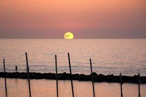 Encendiendo y color de el cielo encima el horizonte a puesta de sol. foto