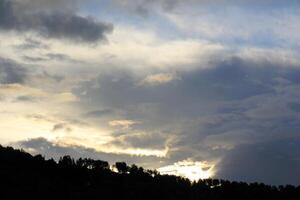 Encendiendo y color de el cielo encima el horizonte a puesta de sol. foto