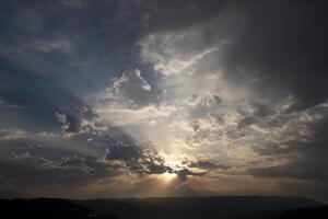 Encendiendo y color de el cielo encima el horizonte a puesta de sol. foto