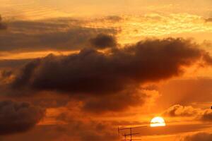 Encendiendo y color de el cielo encima el horizonte a puesta de sol. foto