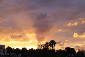 Encendiendo y color de el cielo encima el horizonte a puesta de sol. foto