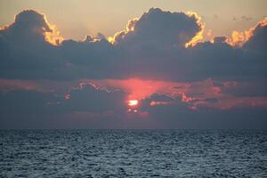 Encendiendo y color de el cielo encima el horizonte a puesta de sol. foto