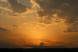 Encendiendo y color de el cielo encima el horizonte a puesta de sol. foto