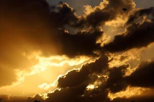 Encendiendo y color de el cielo encima el horizonte a puesta de sol. foto