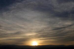 Encendiendo y color de el cielo encima el horizonte a puesta de sol. foto