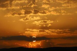 Encendiendo y color de el cielo encima el horizonte a puesta de sol. foto