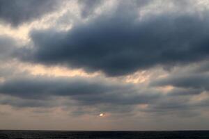 Encendiendo y color de el cielo encima el horizonte a puesta de sol. foto