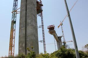 un nuevo puente para ferrocarril transporte es siendo construido. foto