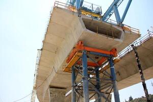 un nuevo puente para ferrocarril transporte es siendo construido. foto