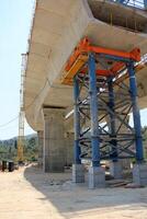 un nuevo puente para ferrocarril transporte es siendo construido. foto