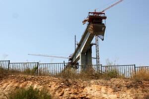 un nuevo puente para ferrocarril transporte es siendo construido. foto