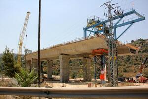 un nuevo puente para ferrocarril transporte es siendo construido. foto