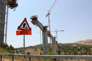 un nuevo puente para ferrocarril transporte es siendo construido. foto