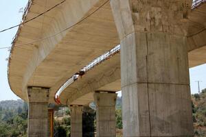 un nuevo puente para ferrocarril transporte es siendo construido. foto