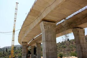 un nuevo puente para ferrocarril transporte es siendo construido. foto